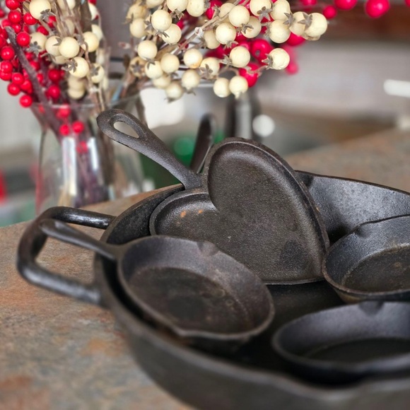 Cast Iron Skillet Set with Heart Shape - Picture 4 of 6